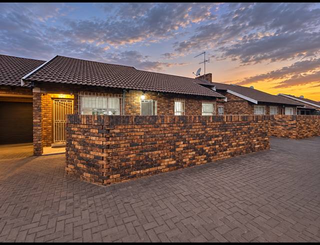 2 BEDROOM TOWNHOUSE FOR SALE IN WALDRIFT